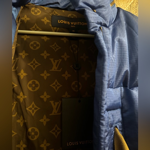 Authentic Louis Vuitton women’s down puffer jacket with belt - Picture 12 of 16